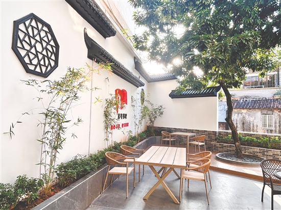 “軍號書吧”是一處露天院落，環(huán)境優(yōu)美。