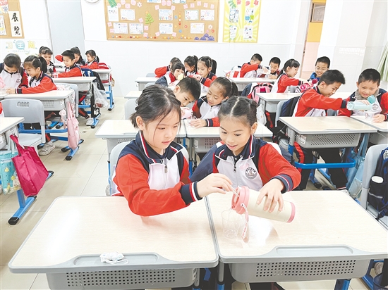 心理課上，老師讓學(xué)生們通過小游戲體驗(yàn)如何處理合作中的矛盾和沖突。