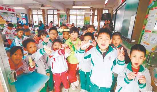 同學們在家長講師的帶領下成功創(chuàng)作折紙手表，學到了豐富的時間知識。