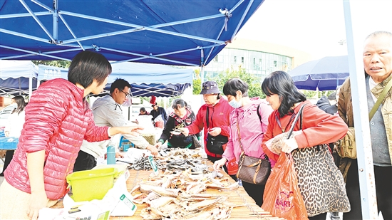 臺(tái)城街道創(chuàng)新治理思路，變“堵”為“疏”，盤活閑置地打造臨時(shí)圩期市場(chǎng)。