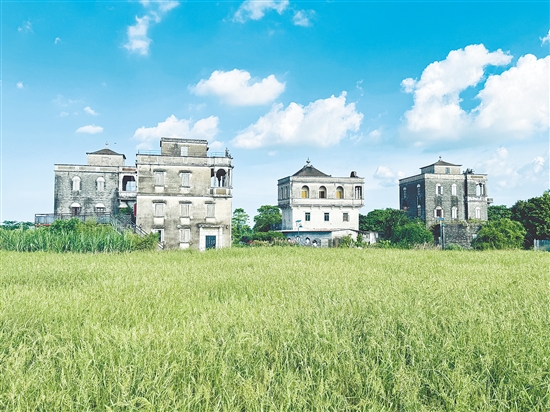 斗山鎮(zhèn)浮月村洋樓群展現(xiàn)百年前華僑對西方建筑美學(xué)的理解，它們是華僑奮斗的見證，也是華僑愛國愛鄉(xiāng)的象征。