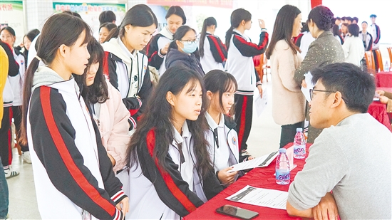 學(xué)生參加人才供需見面會，大膽推介自己。