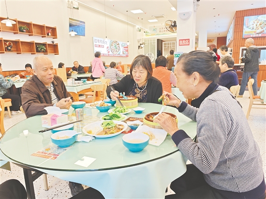 長者在干凈明亮的環(huán)境中享受美味餐食。