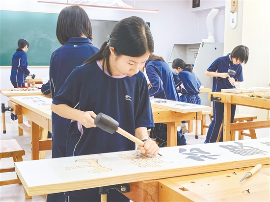 鶴山市碧桂園學(xué)校的木藝課程注重趣味性、實(shí)踐性和審美性的融合，深受學(xué)生們喜愛。