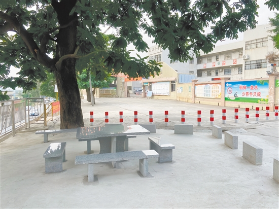 紅花村紅花小學(xué)開展校門口閑置地整改工作，在美化校園周邊環(huán)境的同時，為接送學(xué)生的家長提供了舒適整潔的休息場所。