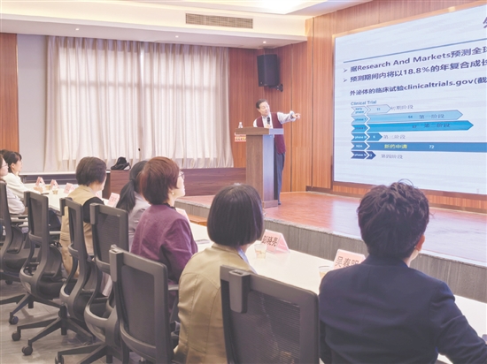 12月1日，中國科學院院士、分析化學領域權威專家張玉奎受邀到新會，面向陳皮產(chǎn)業(yè)從業(yè)者及科研人員，就提升新會柑果肉綜合利用水平進行前沿技術分享。