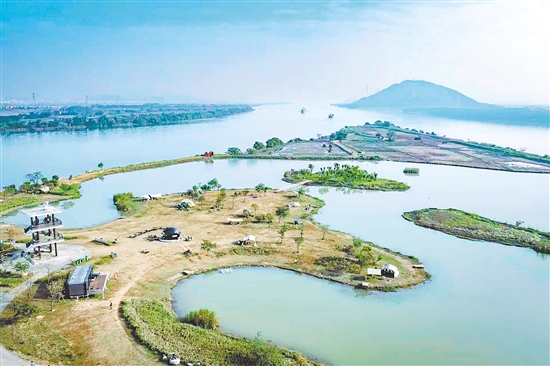 大鰲尾濕地公園位于萬里碧道南端堤岸，今年以來通過與本土企業(yè)家合作運營，增設休閑露營地、“頭盔咖啡店”等新業(yè)態(tài)，讓水鄉(xiāng)生態(tài)與人文潮流融匯交織。
