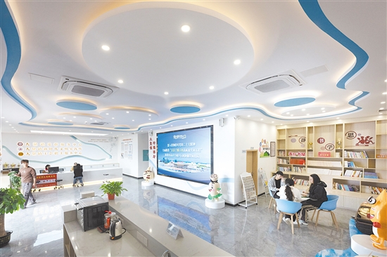 美麗圩鎮(zhèn)客廳結合“大鰲三寶”形象IP設計，是面向群眾開放的多元服務場所。