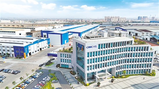 作為中集集團在粵港澳大灣區(qū)的重要研發(fā)制造基地，新會中集工業(yè)園區(qū)占地1067畝，致力于打造“集裝箱+”業(yè)務矩陣。