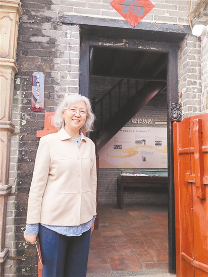 薛社普的女兒薛彥明在父親故居前合影。