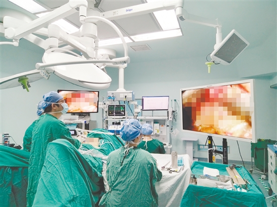 醫(yī)生為患者進行手術(shù)。