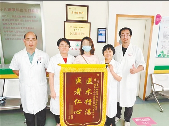 女孩家屬送來錦旗表示感謝。