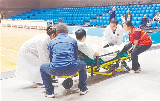 醫(yī)療團隊轉(zhuǎn)移“傷員”。