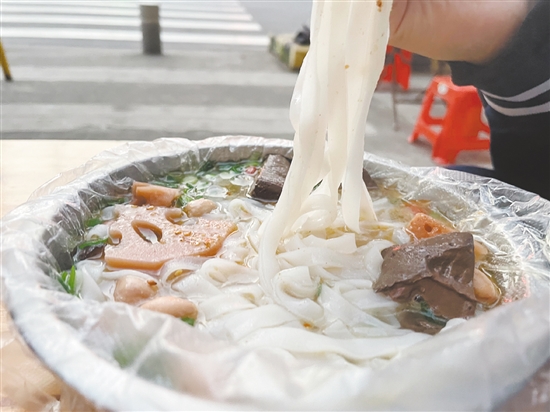 恩平的小吃藏著城市的煙火氣，吸引著越來(lái)越多游客慕名而來(lái)。