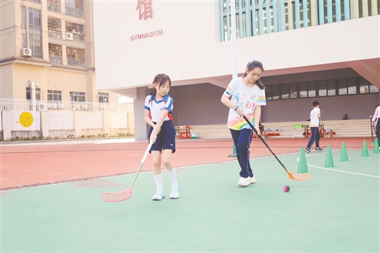 學生體驗軟式曲棍球。