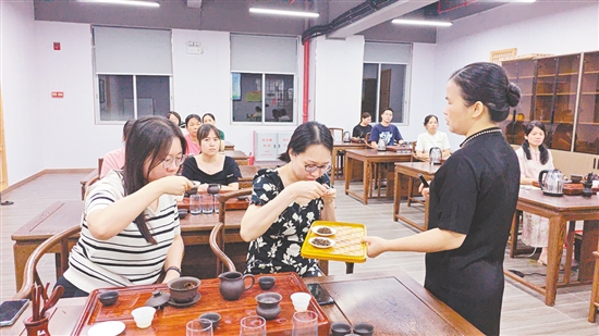 職工學(xué)員通過(guò)茶藝培訓(xùn)，了解傳統(tǒng)茶道禮儀。