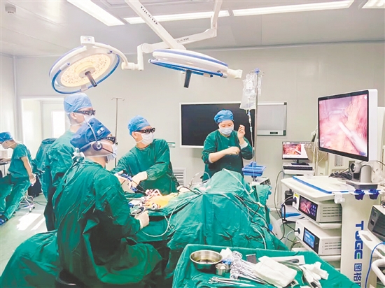 宋武(左二)主刀的3D腹腔鏡右半結(jié)腸癌根治術(shù)吸引了全國5000余名胃腸外科同行在線觀摩。