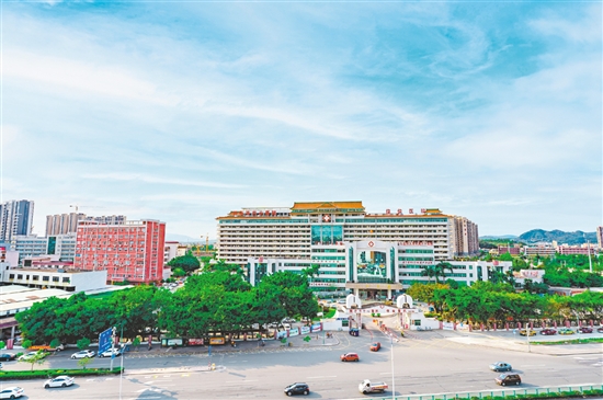 開平市中心醫(yī)院作為江門地區(qū)唯一的縣級三級甲等綜合醫(yī)院，2023年國考獲評“B”級，連續(xù)多年躋身全國百強縣級綜合醫(yī)院，具備承接優(yōu)質(zhì)資源下沉的堅實基礎。