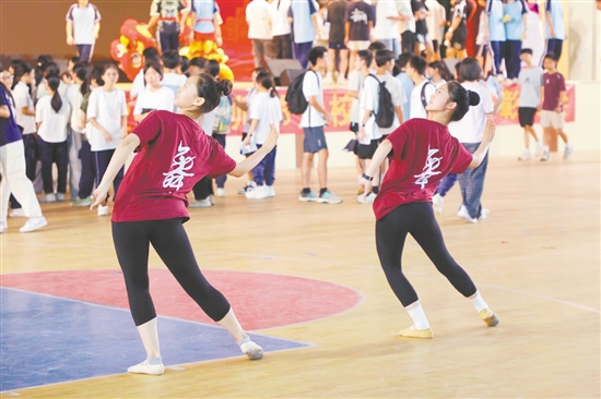 舞蹈社成員在練舞。