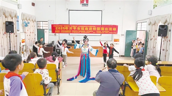 同學(xué)們踴躍登臺學(xué)習(xí)戲曲技法。大沙鎮(zhèn)供圖