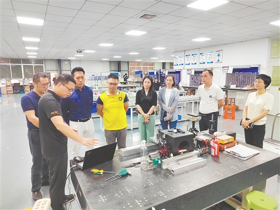 5月27日，區(qū)政協(xié)提案和聯(lián)絡(luò)委員會委員到廣東天功自動化科技有限公司進行調(diào)研。