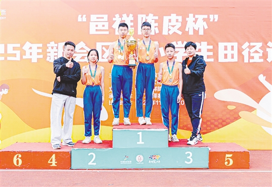 新會實驗小學(xué)在今年新會區(qū)中小學(xué)生田徑運動會上表現(xiàn)亮眼。