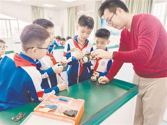 新會實驗小學(xué)大力推進信息科學(xué)與人工智能的深度融合，激發(fā)學(xué)生科創(chuàng)熱情。