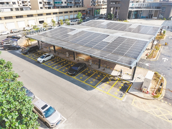 充電站最引人注目的是其約1330平方米的光伏車棚，棚頂鋪設(shè)的高效光伏組件可將太陽(yáng)能轉(zhuǎn)化為清潔電力。