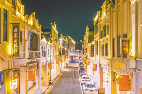 臺(tái)山通過(guò)對(duì)臺(tái)城歷史街區(qū)的活化改造，打造兼具影視拍攝功能和文旅消費(fèi)體驗(yàn)的主題街區(qū)，實(shí)現(xiàn)文化保護(hù)與產(chǎn)業(yè)發(fā)展的雙贏。