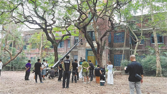 《捕風(fēng)追影》中“跟蹤隊(duì)”與“盜匪團(tuán)”的多場(chǎng)關(guān)鍵對(duì)手戲均在臺(tái)山拍攝。