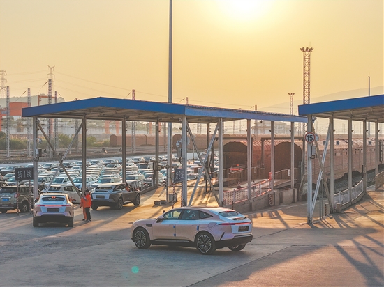 11月29日，在重慶果園港國家物流樞紐鐵路貨運魚嘴站商品車物流基地，“重慶造”新能源汽車排隊駛入“渝車”專列。新華社發(fā)