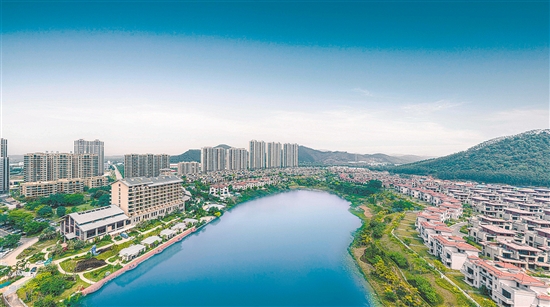 近日，第十一屆（2023-2024年度）“廣廈獎”頒獎儀式在北京舉行，鶴山共和碧桂園·天麓湖盈翠苑一期項(xiàng)目榮獲該國家級行業(yè)最高榮譽(yù)。