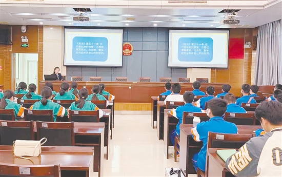 檢察官走進(jìn)鶴山市未成年人法治教育基地，為學(xué)生們帶來(lái)一堂生動(dòng)的法治課。
