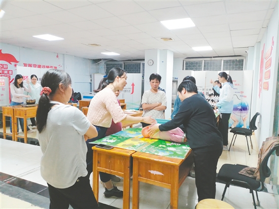 鶴山市大力推進(jìn)“南粵家政”工程，助力家政從業(yè)人員提高技能水平。