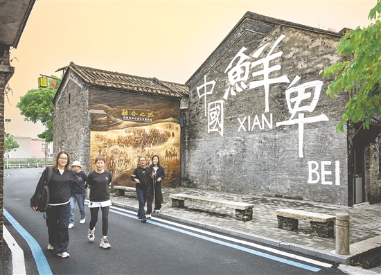 村中的特色墻繪盡顯鮮卑風(fēng)情。