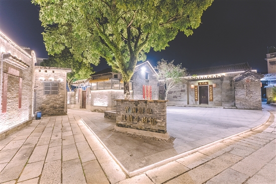 霄南村成功引進(jìn)鳳凰樹下咖啡店、歐葉啤酒小酒館、一盞沉香體驗館等品牌，打造地域特產(chǎn)展銷“窗口”。