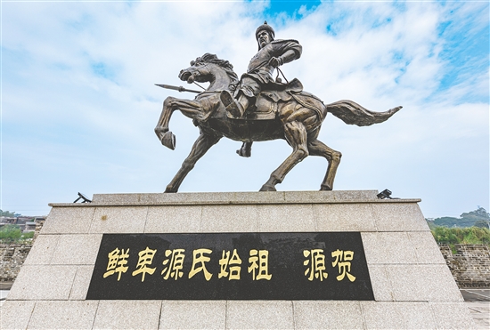 2016年，霄南村以新建源賀廣場為契機，修建源賀雕像。