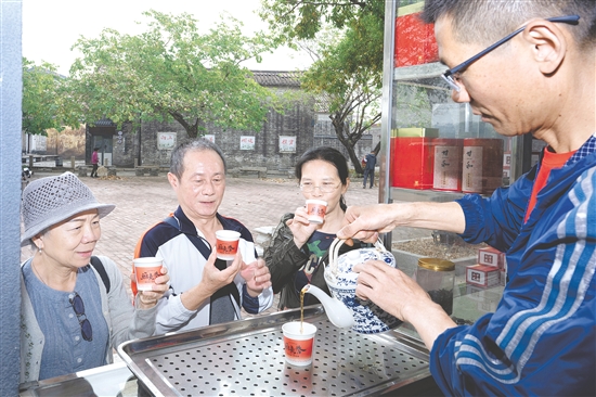 甘和茶是“鶴山三寶”（詠春拳、王老吉、甘和茶）之一。圖為游客在品嘗甘和茶。