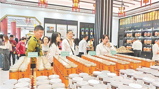 渠道商代表走進(jìn)新寶堂參觀交流。