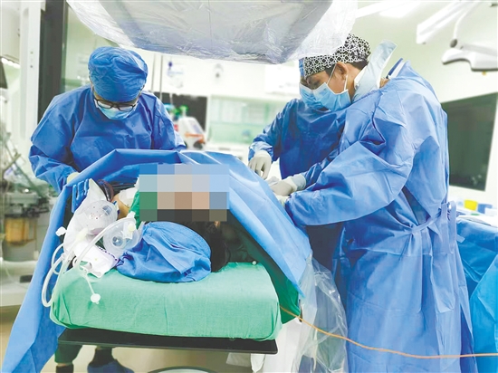 介入醫(yī)學團隊為患者進行治療。