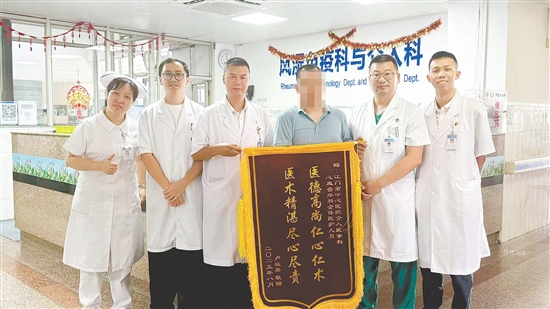 患者為介入醫(yī)學團隊送上錦旗。