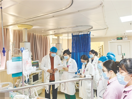 多學科醫(yī)護人員會診中。