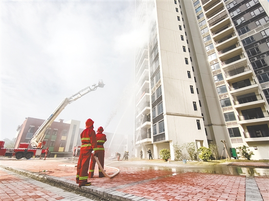 此次演練強(qiáng)化部門協(xié)同，提升高層建筑火災(zāi)應(yīng)急處置能力。