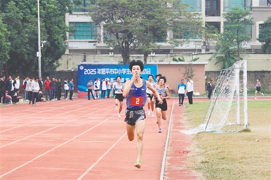 袁昊文在比賽中展示“勝利之吻”。