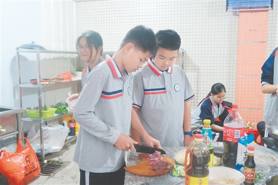 同學(xué)們化身“廚師”，親手操刀。