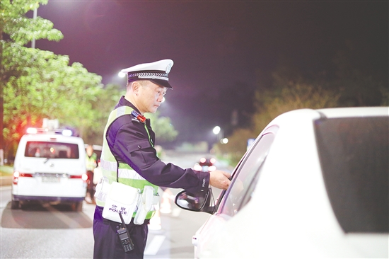 行動采取“設(shè)卡檢查+流動巡查”相結(jié)合的方式。