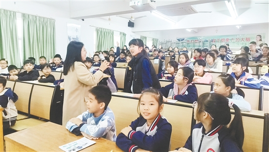 寫作指導(dǎo)課現(xiàn)場，學(xué)生們踴躍回答問題。