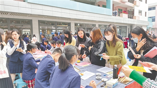 活動(dòng)中，金山中學(xué)全面展示學(xué)校在科創(chuàng)教育與項(xiàng)目式學(xué)習(xí)方面的成果，吸引了本地及周邊地區(qū)教師、校長(zhǎng)、家長(zhǎng)等人到校觀摩。