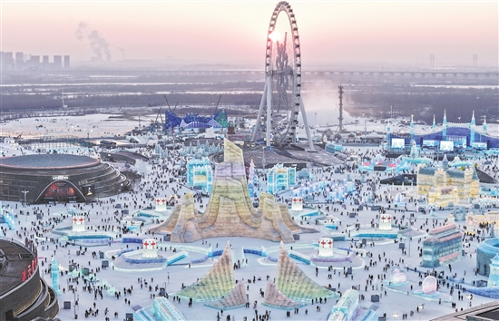 圖為當(dāng)日拍攝的哈爾濱冰雪大世界園區(qū)內(nèi)的冰建景觀（無人機(jī)照片）。