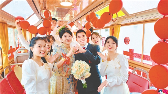 車廂內(nèi)外掛滿紅燈籠，讓整輛巴士洋溢著熱鬧的婚禮氣息。